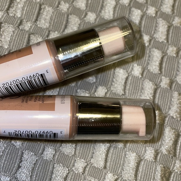 Revlon PhotoReady Candid Natural Finish Foundation - Picture 6 of 12